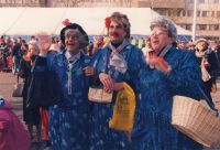 Oude dames in de optocht met GJ vd Meent Oude dames in de optocht met GJ vd Meent